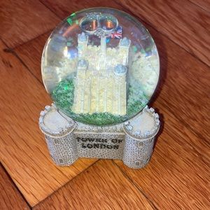 Must Go‼️ Donation Sale: New Tower Of London Snow Globe. Read Description 👇